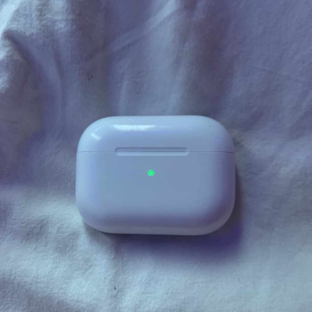 Apple airpod pros!! Pretty much new